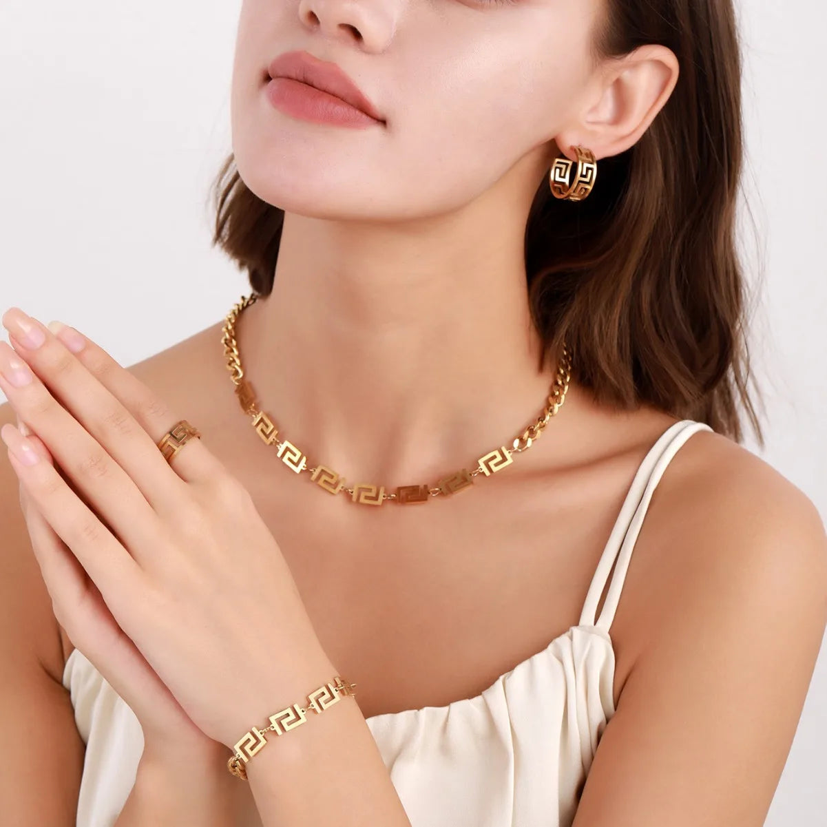 Maxy Hot selling Great Wall patterned collarbone necklace bracelet with hip-hop titanium steel color retention 18K jewelry set