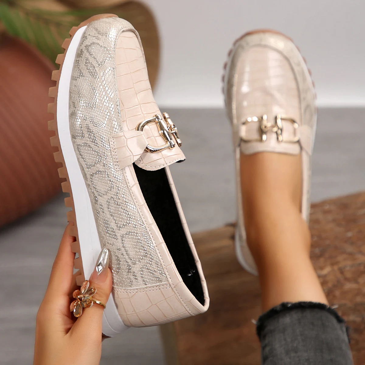 Momsis 2024 Women Flat Cloth Stylish Light Durable Breathable Casual Shoes Slip-On Trend Classic Spring Women Metal Decoration Sneakers