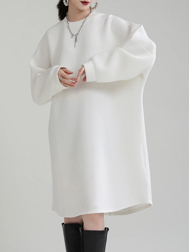 Maxy [EAM] Women White Big Size Shaped Long Dress New Round Neck Long Sleeve Loose Fit Fashion Tide Spring Autumn 1DE4098