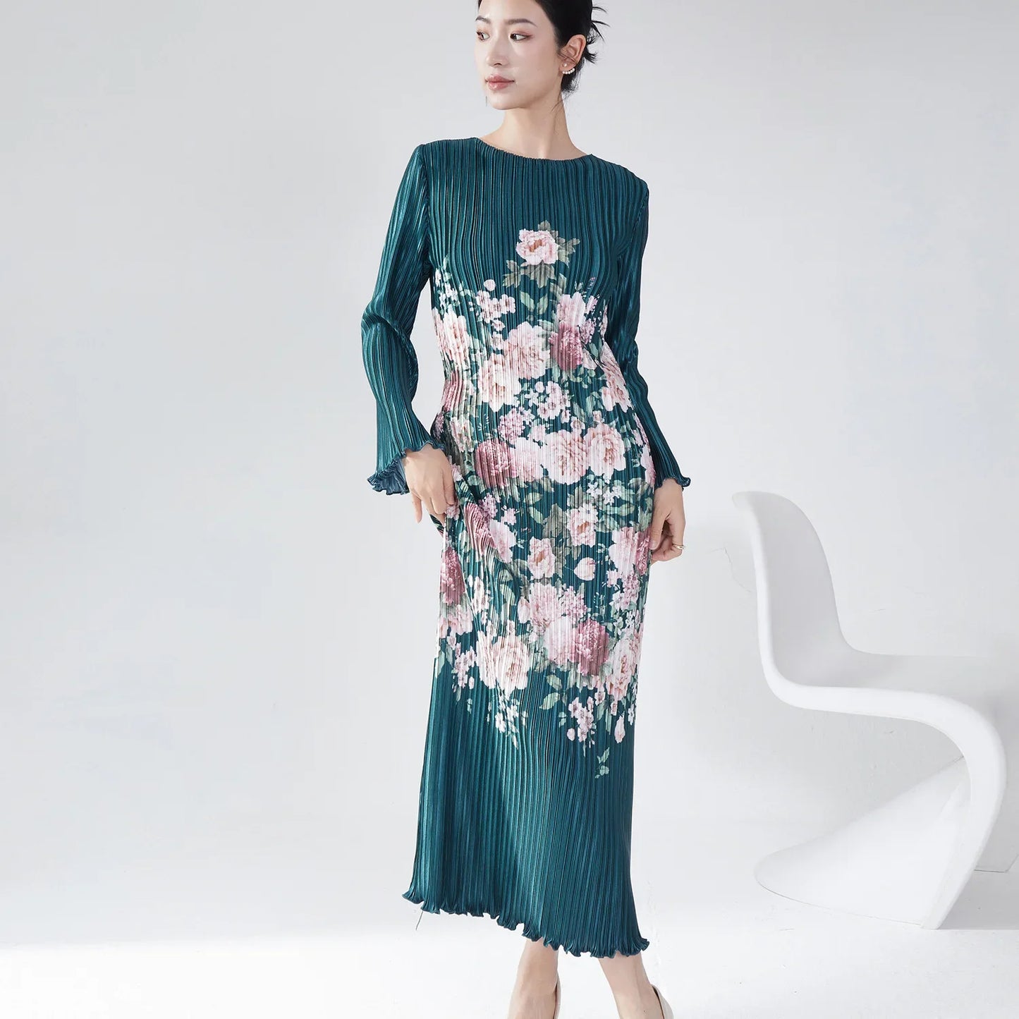 Maxy Autumn Women's Premium Miyake Floral Print Round-Neck Loose Dress Elegant & Versatile Maxy Dress for Mature Chic