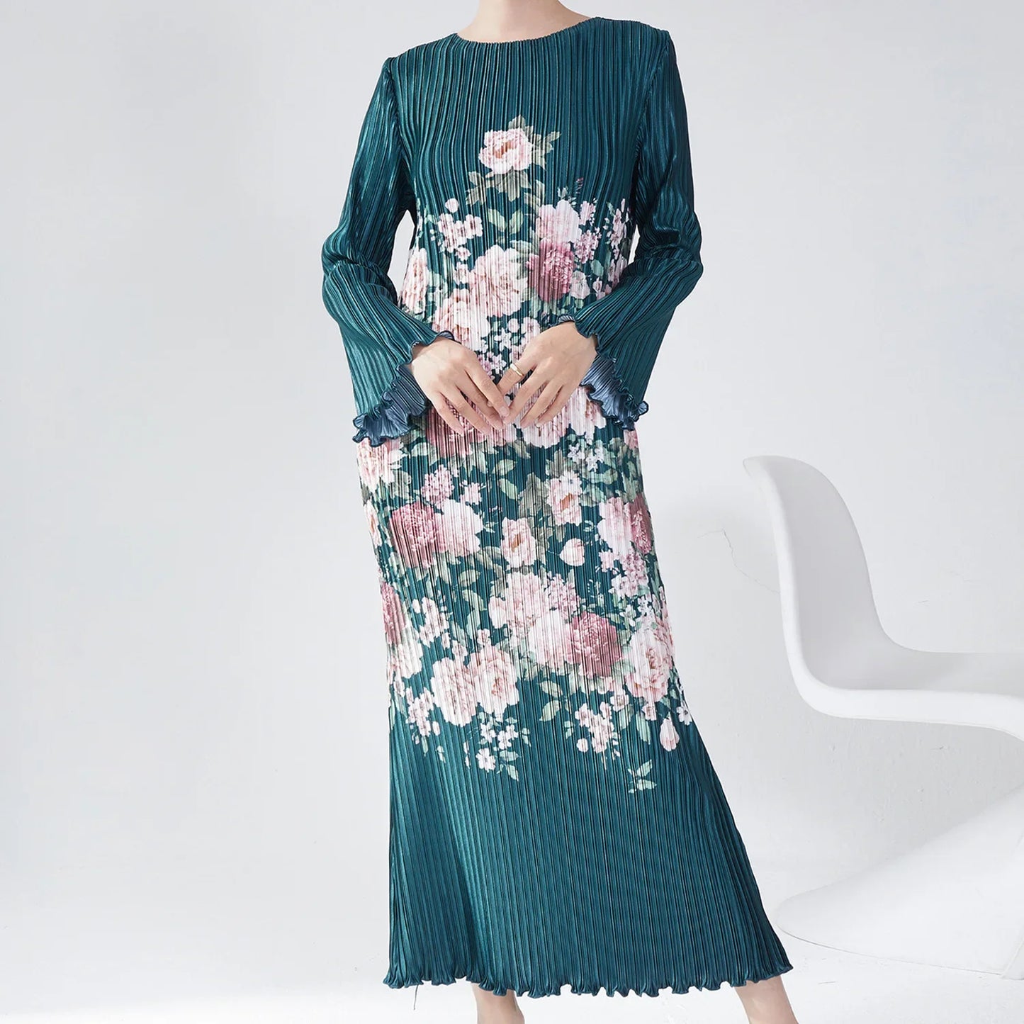 Maxy Autumn Women's Premium Miyake Floral Print Round-Neck Loose Dress Elegant & Versatile Maxy Dress for Mature Chic