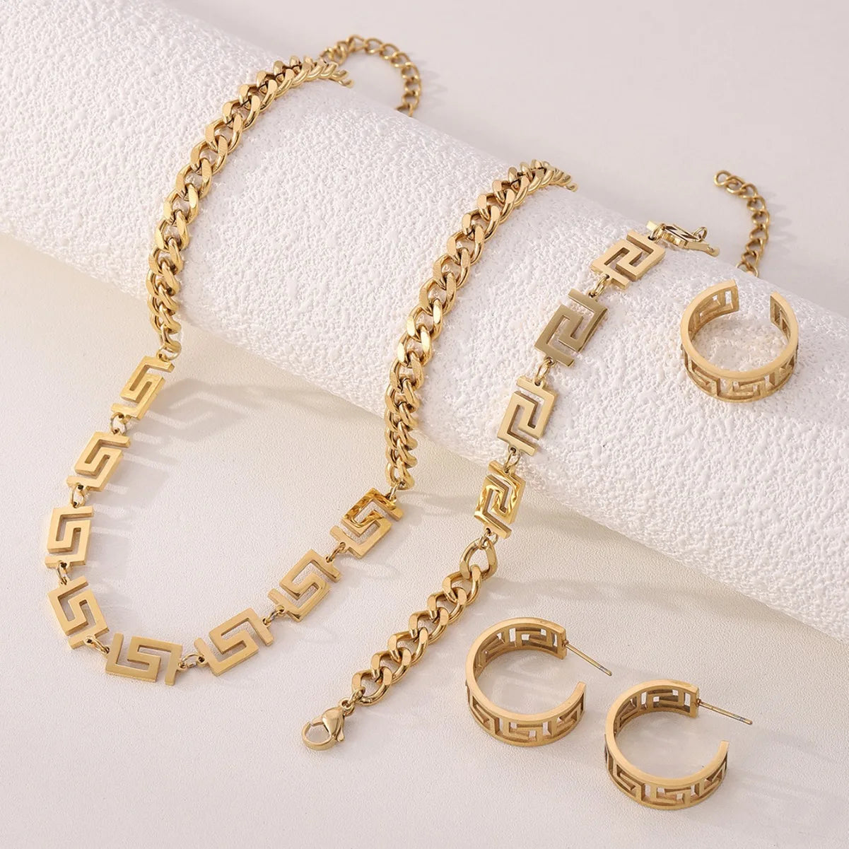 Maxy Hot selling Great Wall patterned collarbone necklace bracelet with hip-hop titanium steel color retention 18K jewelry set