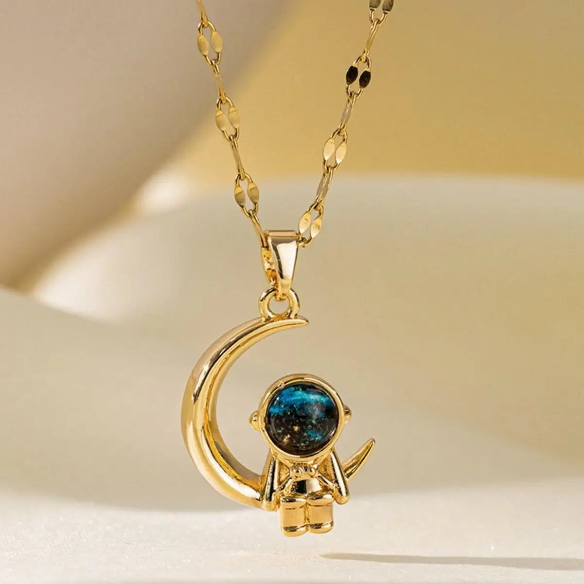 Maxy Fashionable Pendant Necklaces for Both Men and Women, Suitable for Daily and Party Wear, Couple's Necklace