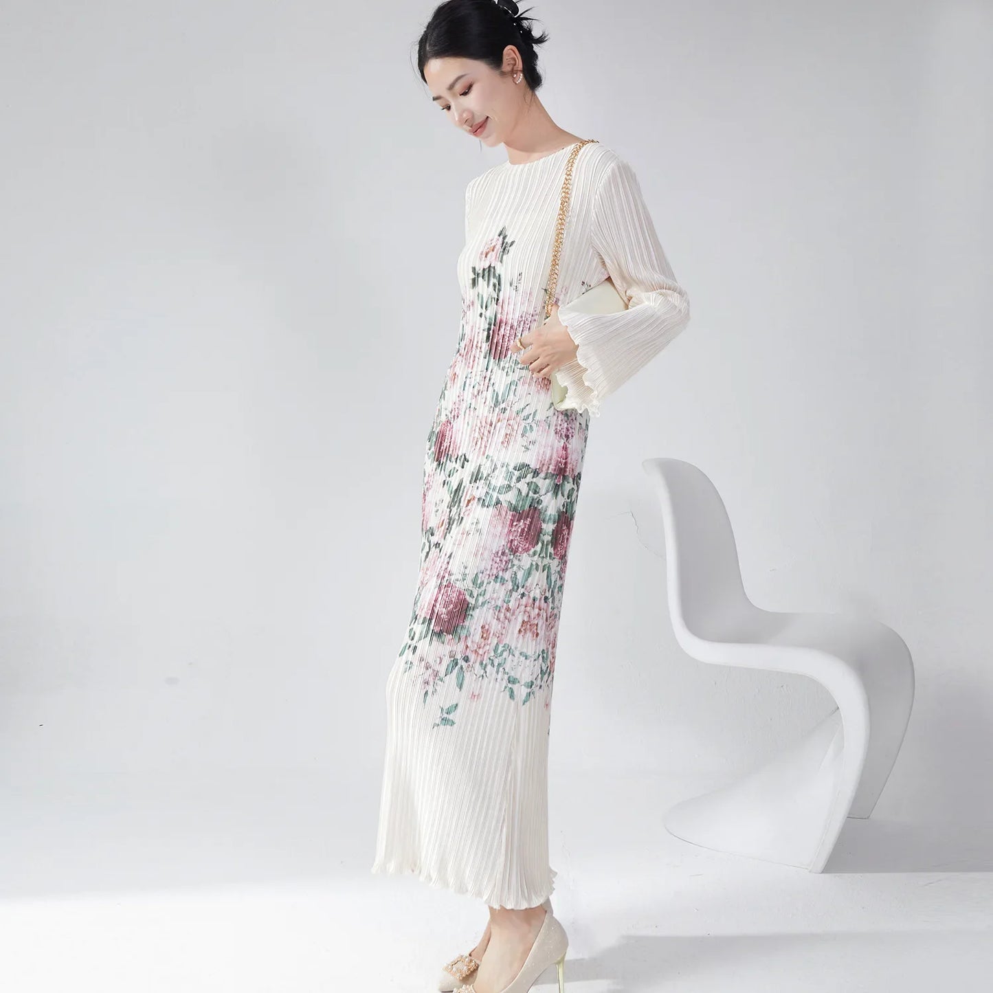 Maxy Autumn Women's Premium Miyake Floral Print Round-Neck Loose Dress Elegant & Versatile Maxy Dress for Mature Chic