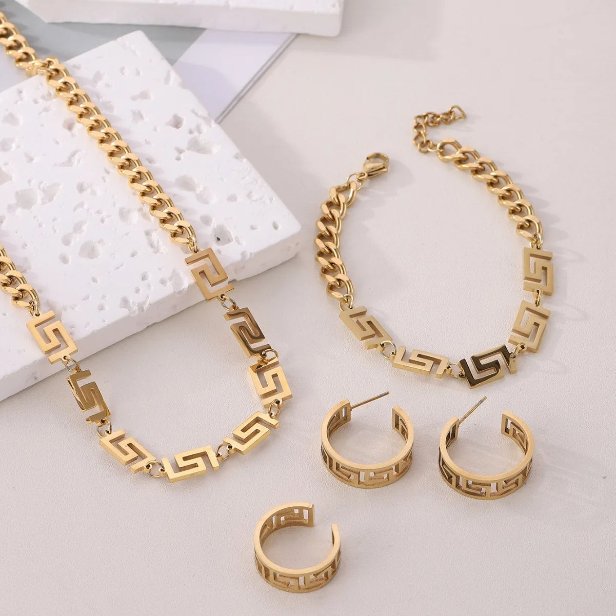 Maxy Hot selling Great Wall patterned collarbone necklace bracelet with hip-hop titanium steel color retention 18K jewelry set