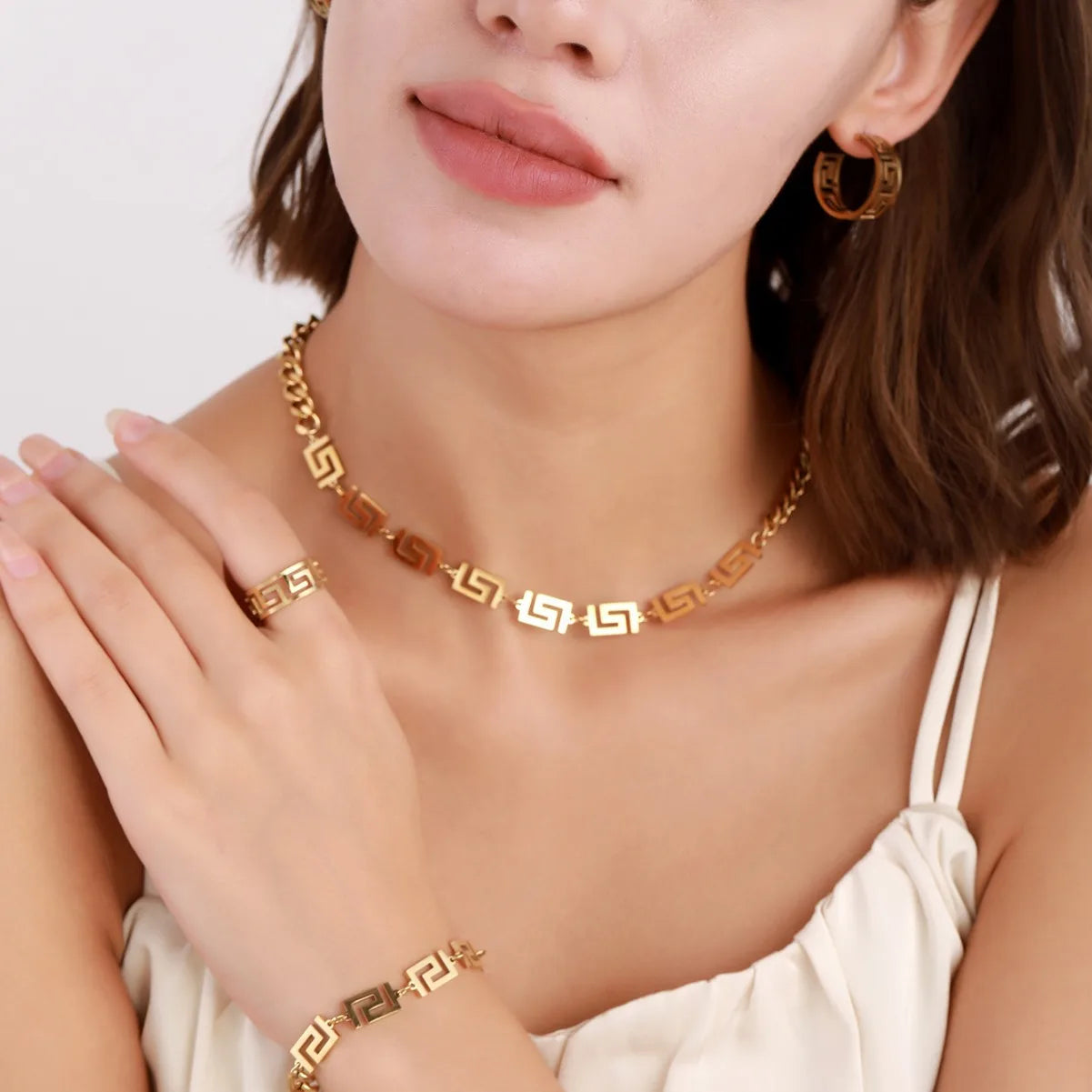 Maxy Hot selling Great Wall patterned collarbone necklace bracelet with hip-hop titanium steel color retention 18K jewelry set